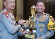 Kembali Lagi Kapolda Jatim, Berikan Penghargaan Kepada Buher Kapolresta Malang