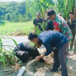 Lestarikan Lingkungan, Satgas TMMD 120 Kodim Bojonegoro dan Masyarakat Hijaukan Bantaran Sungai Napis