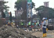 Gak Bahaya Ta !.. Diduga Oknum TNI Aktif Merangkap Menjadi Scurity Pembangunan Stadion Lamongan
