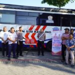 Satlantas Polres Gresik Bagikan Sarapan Gratis kepada Pemohon SIM Keliling dalam Rangka Hari Jadi Bhayangkara ke-78