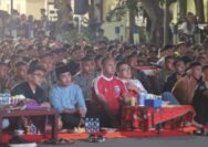 Kapolres Pasuruan Kota Titip Pesan Pilkada Damai Saat Nobar Bersama Jajarannya Dan Warga