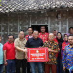 Nanang Ermanto Serahkan Bantuan 7 Unit Bedah Rumah Sekaligus di Kecamatan Kalianda