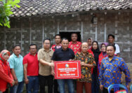 Nanang Ermanto Serahkan Bantuan 7 Unit Bedah Rumah Sekaligus di Kecamatan Kalianda