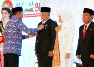 Selamat! Nanang Ermanto dan Winarni Terima Tanda Kehormatan Satyalancana Wira Karya