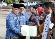 Bupati Lamsel Serahkan Sertifikat Gratis Kepada Warga Penerima Bedah Rumah