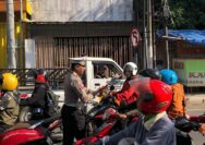 Operasi Patuh Semeru 2024, Polisi Kota Blitar Beri Bunga dan Coklat Bagi Pengendara Tertib