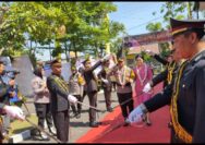 Polres Sampang Menyambut Kedatangan Kapolres Baru Dengan Tradisi Pedang Pora