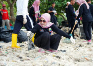 Viral Soal Tumpukan Sampah, Pemkab Lamsel Lakukan Aksi Gerot Wisata di Pantai Pasir Putih