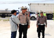 Satlantas Polres Gresik Ambil Tindakan Tegas terhadap Truk Muatan yang tidak mematuhi ketentuan tanpa Penutup muatan