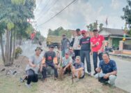Peduli Lingkungan, Pemerintahan Kelurahan Wai Lubuk Bersama Warga Bergotong Royong Bersihkan Bahu Jalan