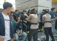 Polwan Lampung Bagikan Air Mineral Kepada Mahasiswa Dalam Aksi Unjuk Rasa di Gedung DPRD