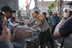 Sarapan Bareng Abang Becak, Kapolrestabes Surabaya Jalin Silaturahmi dan Perkuat Kamtibmas