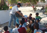 Anggota Sat Polair Lampung Selatan Ajarkan Bahasa Mandarin Untuk Anak-Anak Pesisir, Siapkan Generasi Muda Hadapi Dunia Pariwisata