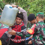 Sinergitas Polres Lampung Selatan dan Kodim 0421/LS dalam Penyaluran Bantuan Air Bersih untuk Warga Terdampak Kekeringan