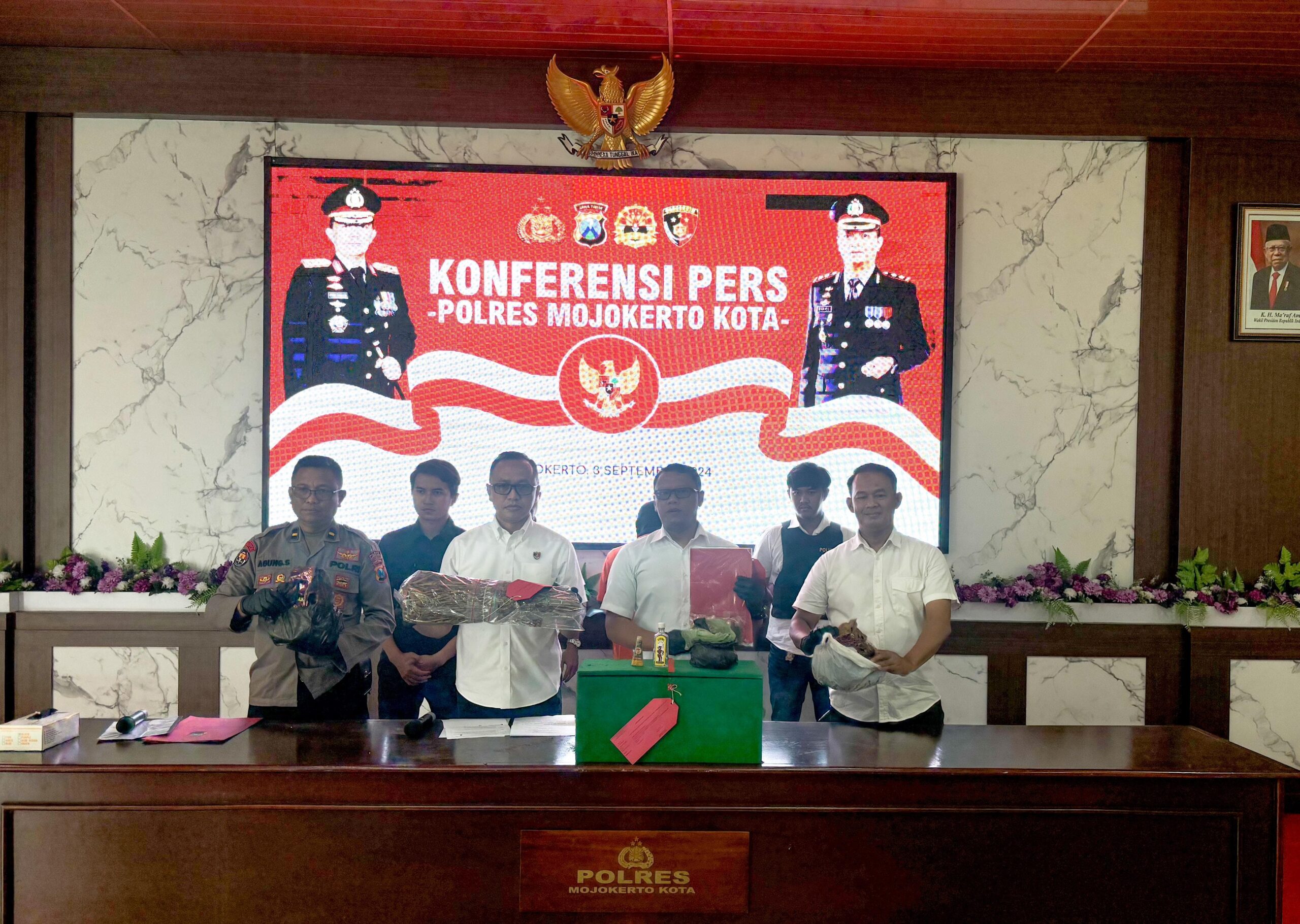 Polisi Amankan Dukun Asal Kota Mojokerto Mengaku Bisa Gandakan Uang Gaib Polisi Amankan Dukun Asal Kota Mojokerto Mengaku Bisa Gandakan Uang Gaib