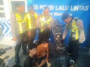 Anggota Satlantas Polrestabes Surabaya Mengamankan Pengedara Yang Diduga Membawah Narkoba Anggota Satlantas Polrestabes Surabaya Mengamankan Pengedara Yang Diduga Membawah Narkoba