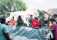 Babinsa Kodim Bojonegoro Distribusikan 75 Ribu Liter Air Bersih untuk Warga di Kecamatan Sugihwaras