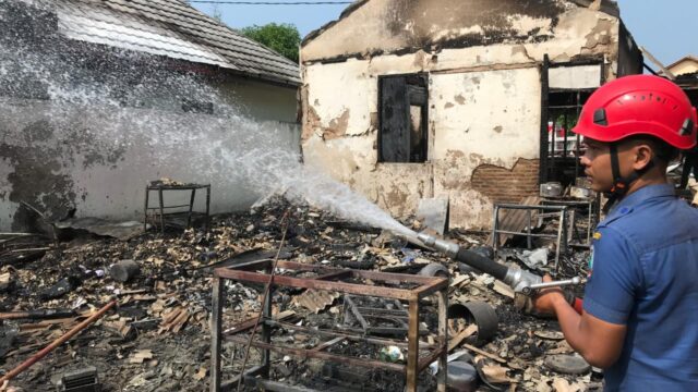 Kebakaran Melanda Rumah Milik Sudirman, Damkar Lampung Selatan Berhasil Memadamkan Apinya