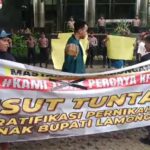 KPK Didesak Puluhan Masa untuk Usut Tuntas Dugaan Korupsi Bupati Lamongan.!