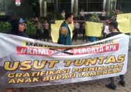 KPK Didesak Puluhan Masa untuk Usut Tuntas Dugaan Korupsi Bupati Lamongan.!