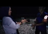 Dibantu Damkarmat Lampung Selatan, Handphone Milik Nuryanti Terjatuh di Sela Batu Penahan Ombak Dipinggir Pantai Banding Bisa Ditemukan !!