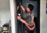 Personel Satpas Colombo Surabaya, Melaksanakan Kegiatan Bersih-Bersih Lingkunggan Kantor Demi Keindahan dan Kenyamanan Pemohon SIM