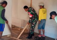 Babinsa Koramil Temayang Bojonegoro, bantu Perbaiki Rumah Warga Desa Ngujung