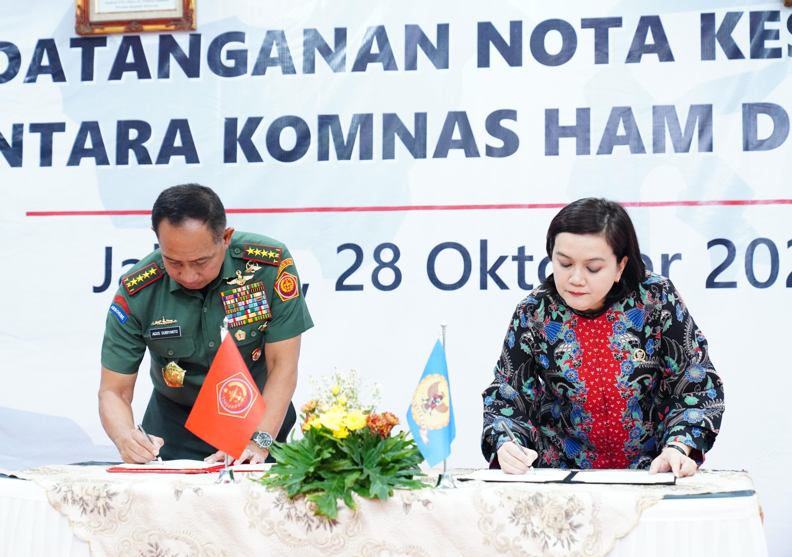 Panglima TNI dan Ketua Komnas HAM Tanda Tangani MoU untuk Peningkatan Kerjasama Pemajuan dan Perlindungan HAM Panglima TNI dan Ketua Komnas HAM Tanda Tangani MoU untuk Peningkatan Kerjasama Pemajuan dan Perlindungan HAM
