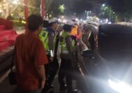 Anggota Satlantas Polrestabes Surabaya Melaksanakan Kegiatan Operasi Cipkon Di Jalan Raya Gubernur Suryo Surabaya