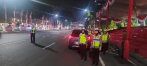 Anggota Satlantas Polrestabes Surabaya Melaksanakan Kegiatan Operasi Cipkon Di Jalan Raya Gubernur Suryo Surabaya