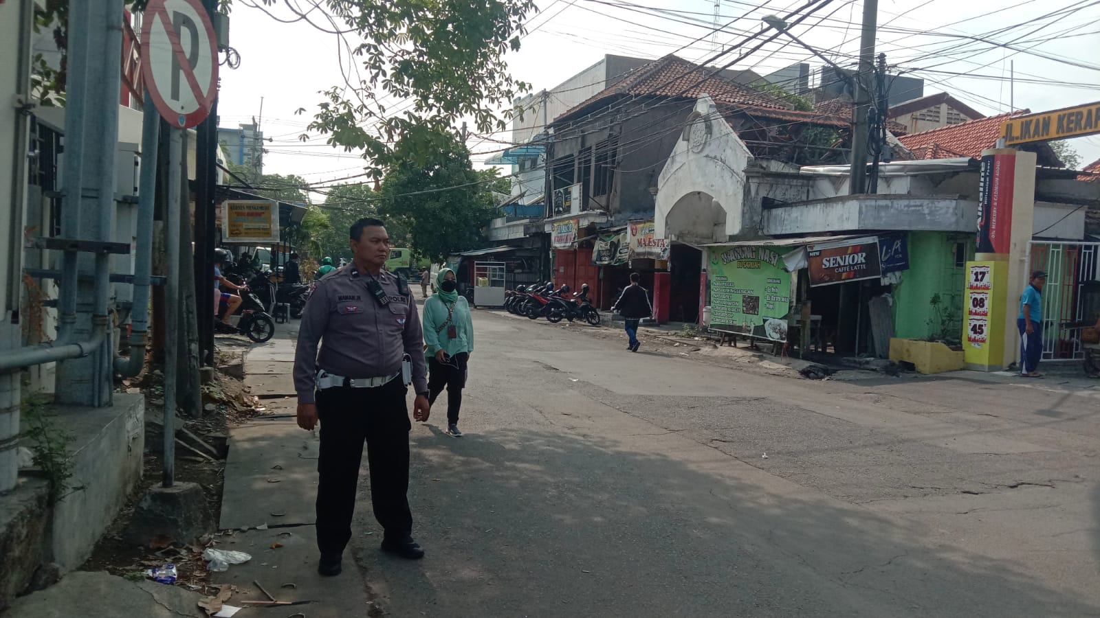 Satlantas Polrestabes Surabaya Memerangi Calo Atau Makelar Pengurusan SIM Di Satpas Colombo Mempersempit Ruang Gerak Calo Satlantas Polrestabes Surabaya Memerangi Calo Atau Makelar Pengurusan SIM Di Satpas Colombo Mempersempit Ruang Gerak Calo