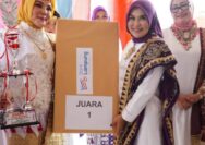 Memperingati Hari Ibu Ke-96 Tahun 2024, dr.Yulia Astari,Sp.DLP ,Sp.KKLP M.Kes Juara 1 di lomba Fashion Show Busana Kebaya Tapis Lampung