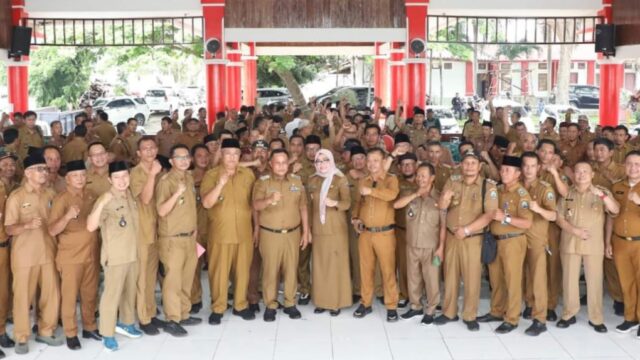 Dihadapan Seluruh Kades, Bupati Nanang Ermanto Ungkap Tips Agar Selalu Happy Dengan Perbanyak Rasa Bersyukur