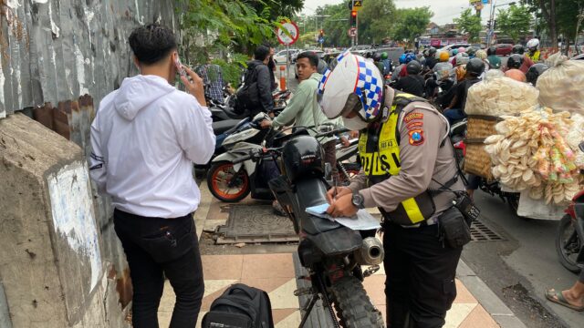 Unit Turjawali Satlantas Polrestabes Surabaya Tindak Tegas Bagi Kendaraan Bermotor Kenalpot Brong Yang Tidak Sesuai Dengan Spesifikasi Teknis