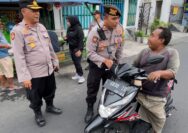 Aksi Unik Polsek Simokerto Borong Es Teh dan Bagikan Nasi Bungkus ke Pengendara di Surabaya