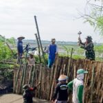 Semangat Juang Tak Kenal Lelah, Babinsa Kodim Bojonegoro dan Masyarakat Benahi Tanggul Jebol