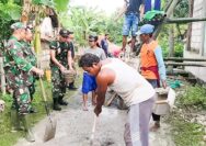 Anggota Koramil 03/Balen Kodim 0813 Bojonegoro Karya Bakti Cor Atap Musholla bersama Warga Desa Lengkong