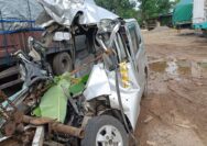 Grand Max Adu Banteng dengan Truk Tronton di Jalan Pantura Tuban-Widang Desa Mrutuk