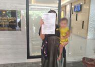 Wanita Paruh Baya Lapor Ke Propam Polda Jatim . Atas Kasus Suaminya Pinjamkan Uang Rp 50 Ribu,