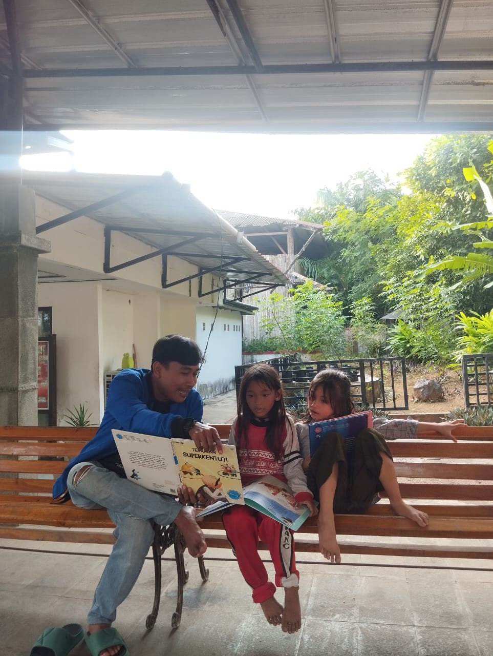 Salut ! Driver Ojek Online Bangjek, Temani Anak- Anak Belajar & Membaca Sambil Tunggu Orderan di Taman Bebas Stunting, Sekretariat Duta Swasembada Gizi Lampung Selatan Salut ! Driver Ojek Online Bangjek, Temani Anak- Anak Belajar & Membaca Sambil Tunggu Orderan di Taman Bebas Stunting, Sekretariat Duta Swasembada Gizi Lampung Selatan