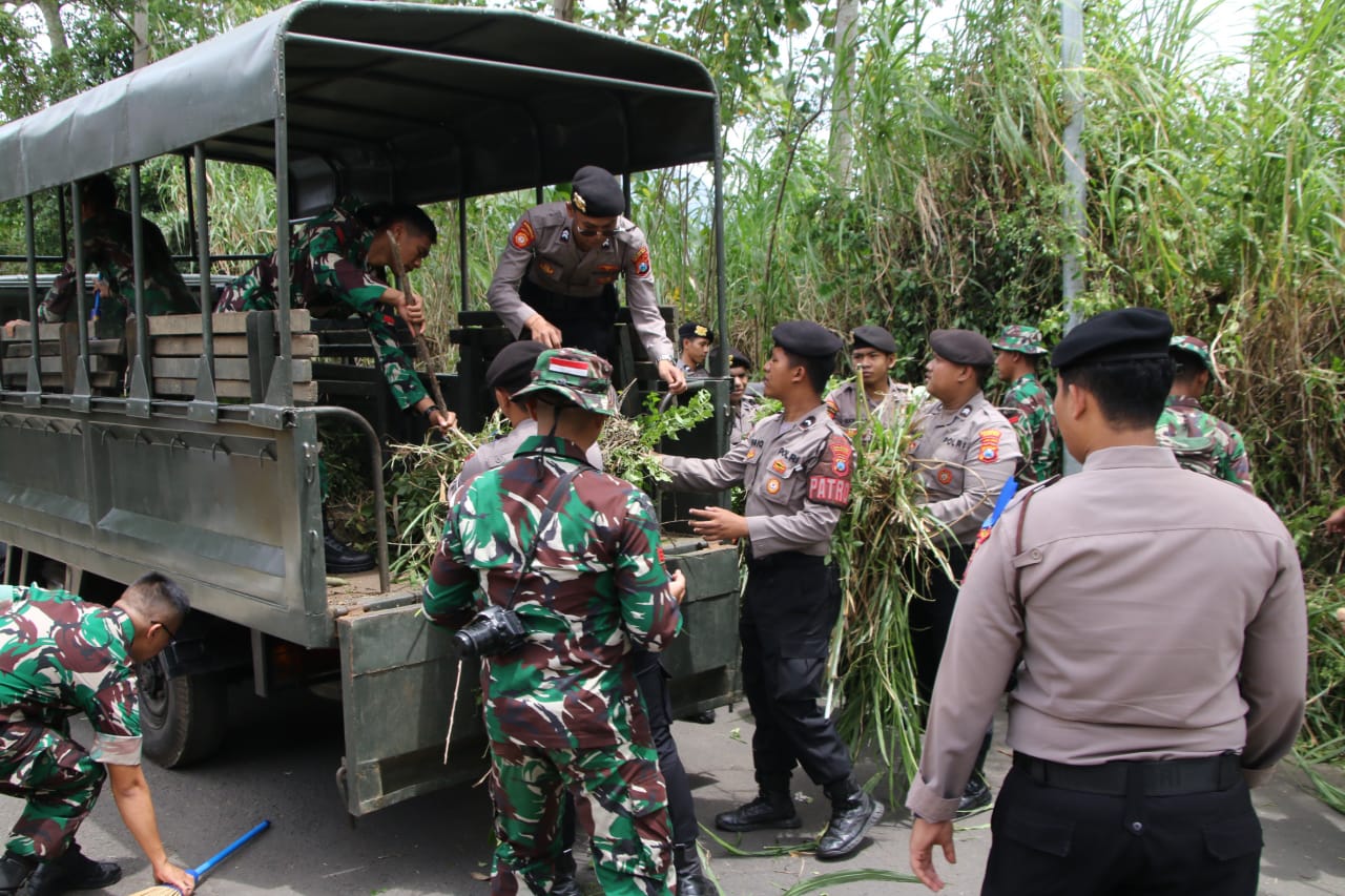 Perkuat Sinergitas dan Soliditas TNI - Polri di Malang Kompak Laksanakan Karya Bakti pada HUT ke - 64 Kostrad Perkuat Sinergitas dan Soliditas TNI - Polri di Malang Kompak Laksanakan Karya Bakti pada HUT ke - 64 Kostrad
