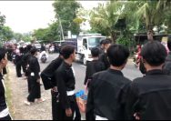 PSHT Rayon Mojomalang, Ranting Parengan, Cabang Tuban Bagikan Takjil ke Masyarakat