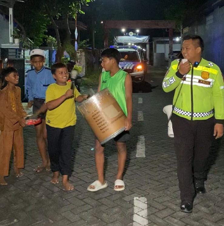 Polres Pasuruan Dampingi Warga Patrol Sahur Cegah Tawuran Polres Pasuruan Dampingi Warga Patrol Sahur Cegah Tawuran