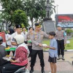 Berkah Ramadan Kapolrestabes Surabaya Bagi 300 Paket Takjil ke Masyarakat