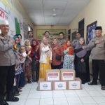 Polri Untuk Masyarakat, Polsek Semampir Bagikan Bantuan Sosial Kepada Warga Yang Membutuhkan