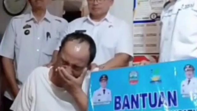 Bercucuran Air Mata Yang Berlinang, Sidik Menerima Bantuan Kursi Roda dari Pemerintah Kabupaten Lampung Selatan
