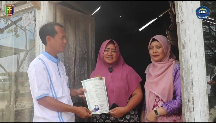 Tanpa Gengsi ! Kepala SMA Negeri 2 Kalianda, Herwansyah Blusukan Secara Door to door Serahkan Ijazah Alumni Secara Gratis Tanpa Gengsi ! Kepala SMA Negeri 2 Kalianda, Herwansyah Blusukan Secara Door to door Serahkan Ijazah Alumni Secara Gratis