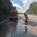 Bergerak Cepat Tim Damkarmat Lampung Selatan, Bersihkan Tumpahan Solar di Jalan Lintas Sumatra Desa Tarahan Bergerak Cepat Tim Damkarmat Lampung Selatan, Bersihkan Tumpahan Solar di Jalan Lintas Sumatra Desa Tarahan