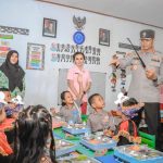 Wujudkan Asta Cita, Polres Ngawi Berbagi Makanan Bergizi Dan Susu di Taman Kanak - kanak