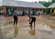 Gotong Royong Polisi dan TNI bersama Warga Bersihkan Sisa Meterial Banjir di Tuban
